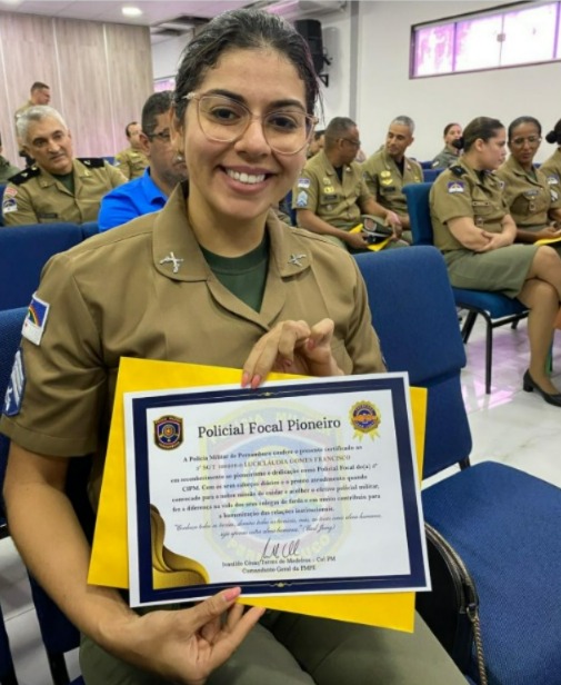 A SARGENTA LUCICLAUDIA GOMES FOI AGRACIADA COM O CERTIFICADO DE POLICIAL PIONEIRA NO NÚCLEO FOCAL DA UNIDADE